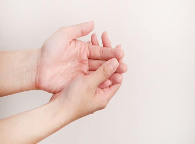علامات على أصابع اليدين والقدمين تدل على ارتفاع نسبة الكوليسترول في الدم