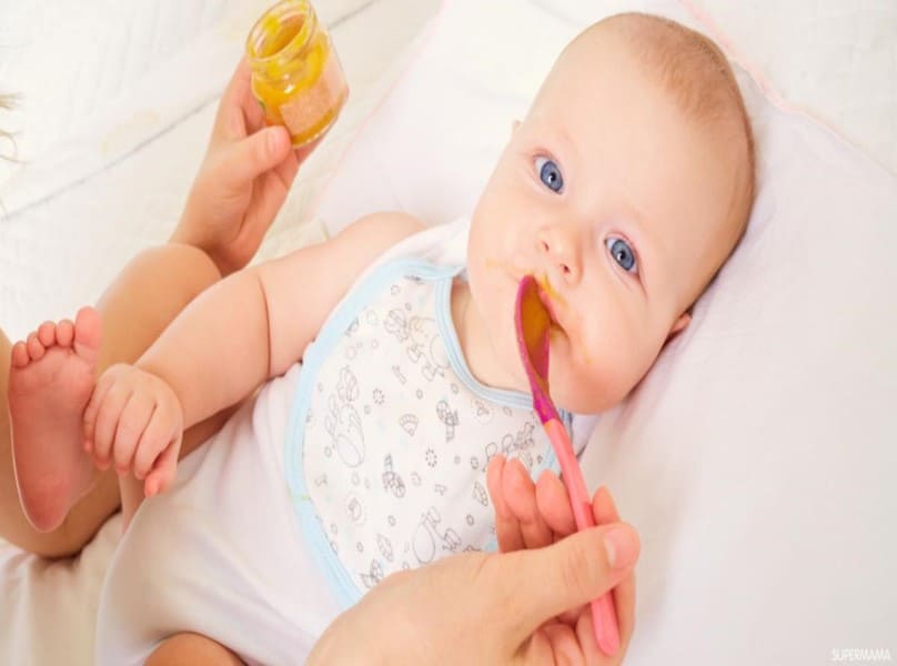 أضرار أكل الرضيع في الشهر الرابع .. ماذا يأكل الطفل في الشهر الرابع