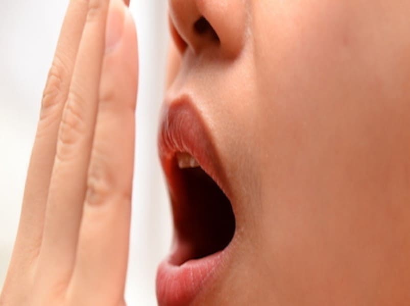 كيفية التخلص من رائحة الفم الكريهة 7 علاجات منزلية لصحة الأسنان