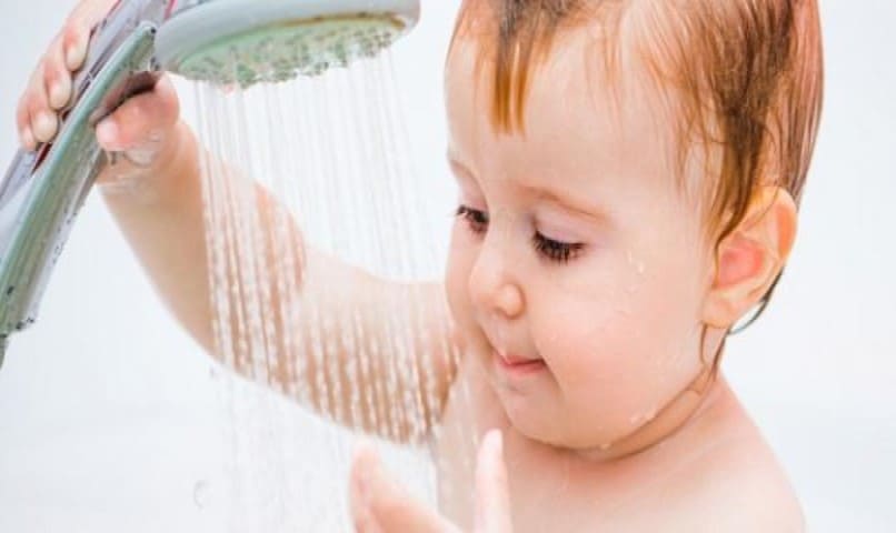 فوائد الاستحمام للرضع .. متى يمكن استحمام الطفل حديث الولادة؟